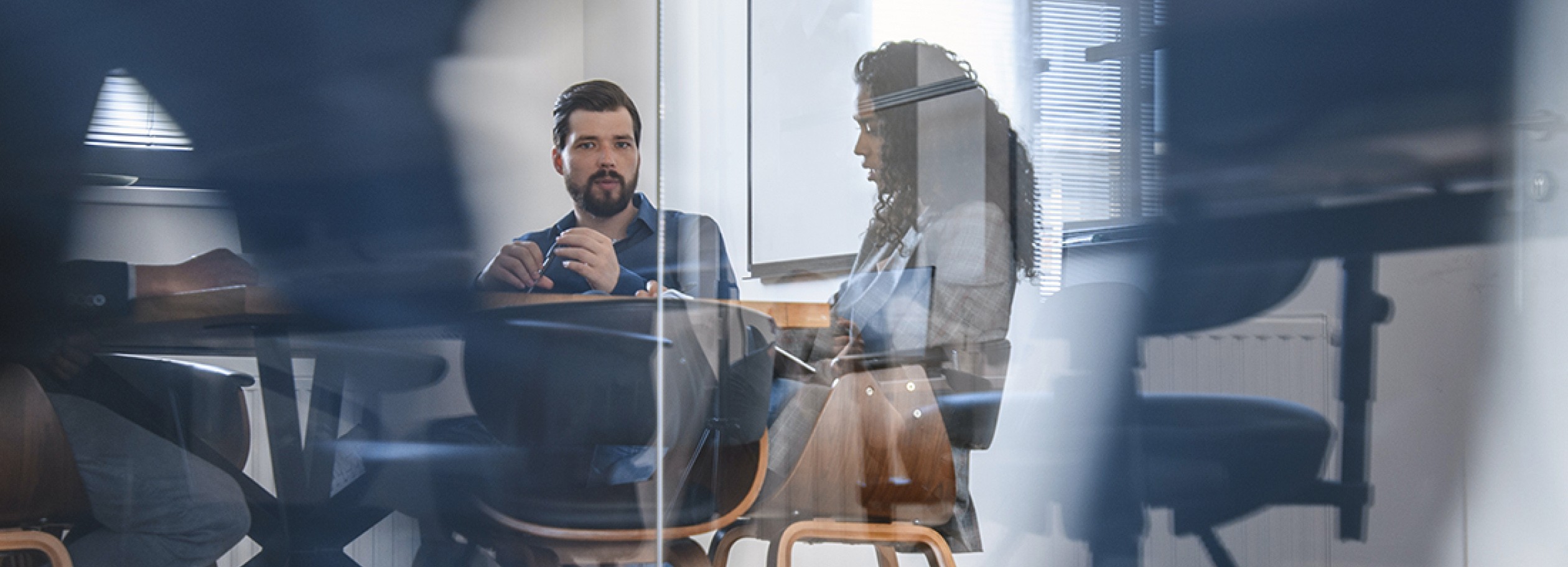 UX/UI design process people discussing project UX/UI design process